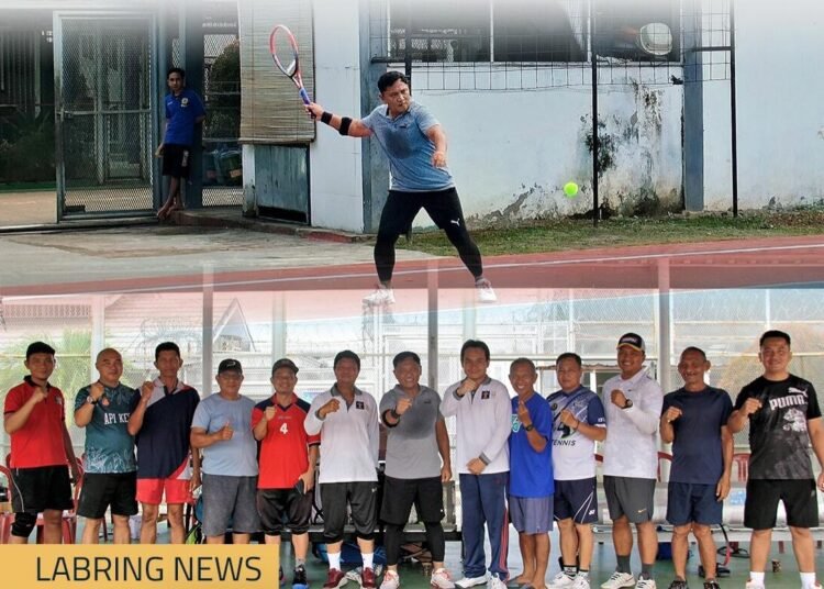Perkuat Kebersamaan, Kalapas Bengkulu Ajak Pegawai dan OPD Bermain Tenis Bersama 46 Kalapas Bengkulu Julianto Budhi Prasetyono bermain tenis bersama pegawai dan perwakilan OPD Kota Bengkulu. Doc. Humas