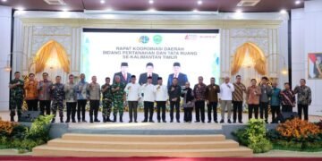Rapatkan Barisan Kepala Daerah Se-Kaltim, Menteri Nusron: Solusi Penyelesaian Masalah Pertanahan Harus Berbasis Kemanusiaan 28 Rapatkan Barisan Kepala Daerah Se-Kaltim, Menteri Nusron: Solusi Penyelesaian Masalah Pertanahan Harus Berbasis Kemanusiaan