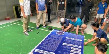 Petugas ADM Kamtib memasang banner tata tertib baru di blok hunian untuk memperkuat kedisiplinan dan pemahaman warga binaan. Doc. Humas