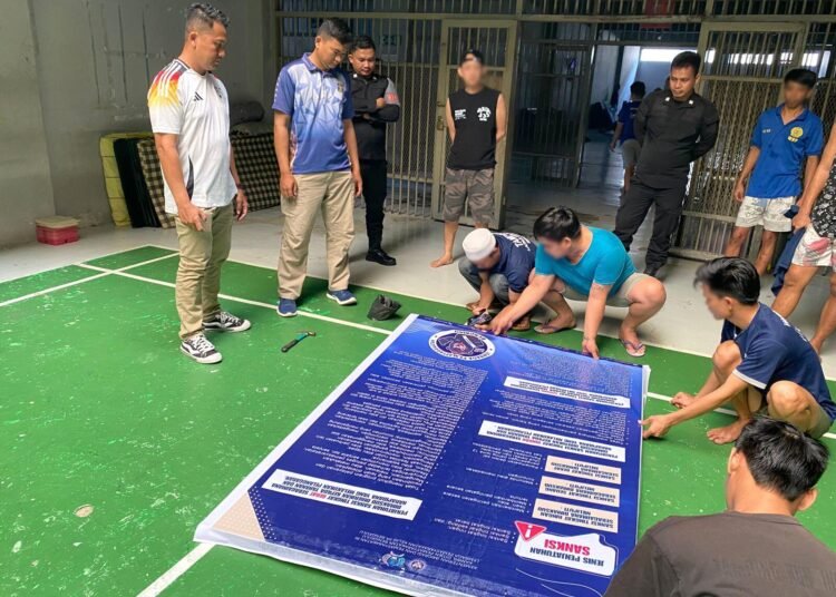 Wujudkan Disiplin, Lapas Bengkulu Pasang Banner Tata Tertib Baru 46 Petugas ADM Kamtib memasang banner tata tertib baru di blok hunian untuk memperkuat kedisiplinan dan pemahaman warga binaan. Doc. Humas