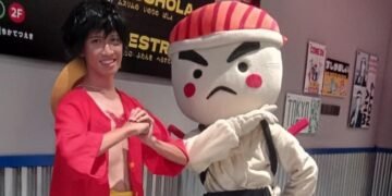 (Foto: Maskot Sushi Rame, Kibi (kanan) dan Cosplayer Luffy dari series One Piece (kiri) )
