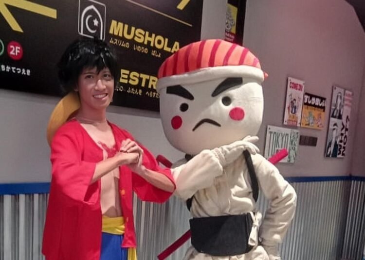 Monkey D Luffy Ikut Meriahkan Event “Meet Kibi dan Friends” di Sushi Rame Solo 46 (Foto: Maskot Sushi Rame, Kibi (kanan) dan Cosplayer Luffy dari series One Piece (kiri) )