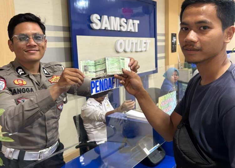 Polantas Menyapa: Polresta Bogor Kota Gencar Sosialisasi Mekanisme Pembayaran Pajak dan Pengesahan STNK 46 WhatsApp Image 2025 10 28 at 10.41.51 5c3de44d