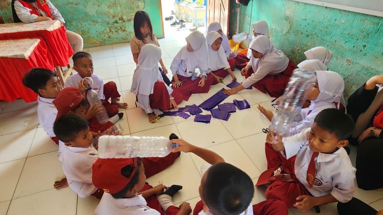 Edukasi dan Kreasi: Pengelolaan Sampah Plastik di Sekolah Dasar 48 Pengelolaan Sampah Plastik di Sekolah Dasar