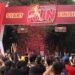 Antusiasme Ribuan Peserta Meriahkan Alfamart Run 2025 55 Suasana meriah garis Start dan Finish Alfamart Run 2025 dengan gerbang besar berwarna merah. Terdapat tulisan 'START RUN 2025 FINISH' dan penunjuk waktu untuk kategori 5K dan 10K. Ratusan peserta terlihat mengangkat tangan dan ponsel mereka untuk merekam momen tersebut, di tengah taburan konfeti merah yang berhamburan.