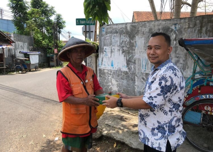 Hangatnya Jumat Berkah: Bapas Purwokerto Tebar Kepedulian Lewat Nasi Box untuk Warga Sekitar 46 Bapas Purwokerto