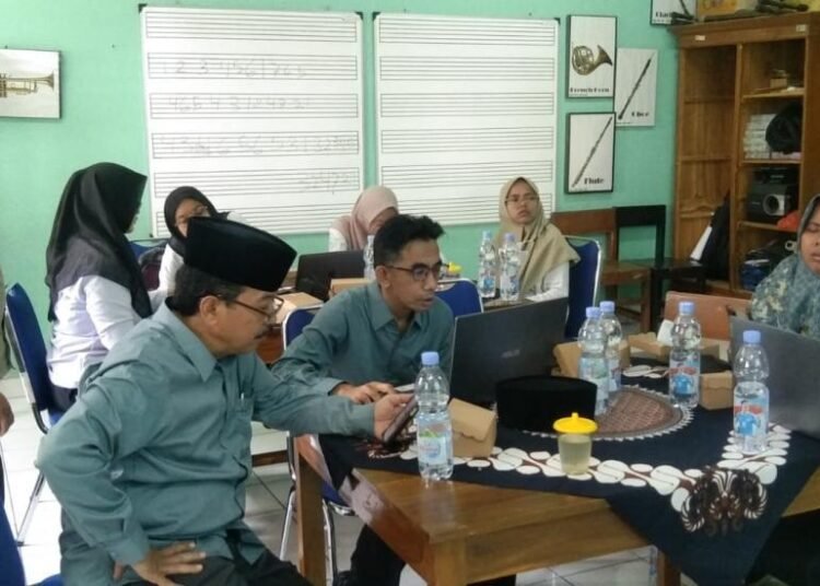 Guru MTsN 6 Bantul Antusias Berdiskusi dalam Bimtek SPAB 46 MTsN 6 Bantul
