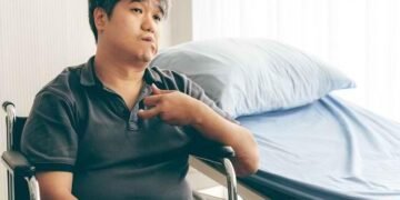 Stroke terjadi ketika aliran darah ke otak terganggu, menyebabkan kerusakan jaringan otak secara tiba-tiba. Deteksi cepat dan penanganan segera dapat menyelamatkan nyawa dan mencegah kecacatan permanen