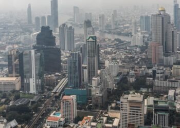 Suasana perkotaan dengan gedung-gedung tinggi. (Sumber: Freepik)
