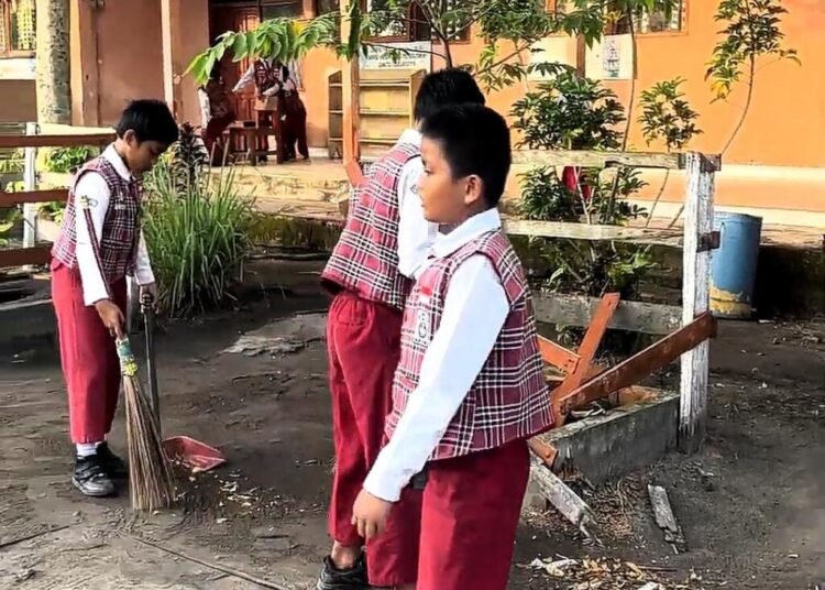 Dokumentasi Kegiatan Pembersihan Lingkungan di SD