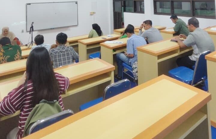 Mahasiswa Ilmu Komunikasi Melakukan Produksi Video dalam Kegiatan Perkuliahan Hybrid Program Studi S2 MIST 47 bu rita 1 e1761803297367