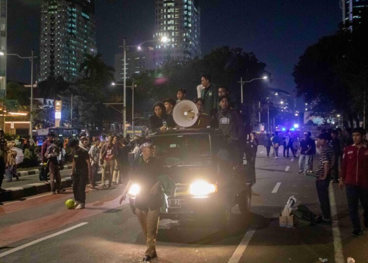 Berawalan Ricuh, BEM UI Memimpin Demo Setahun Prabowo-Gibran, Padati Area Monas 46 demo2