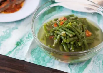 Proses perebusan sayur hijau dapat mengubah warna alami klorofil melalui reaksi feofitinisasi (Sumber: FIMELA)