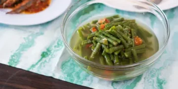 Proses perebusan sayur hijau dapat mengubah warna alami klorofil melalui reaksi feofitinisasi (Sumber: FIMELA)