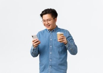 Orang bermain handphone. (Sumber: Freepik)