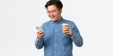 Orang bermain handphone. (Sumber: Freepik)