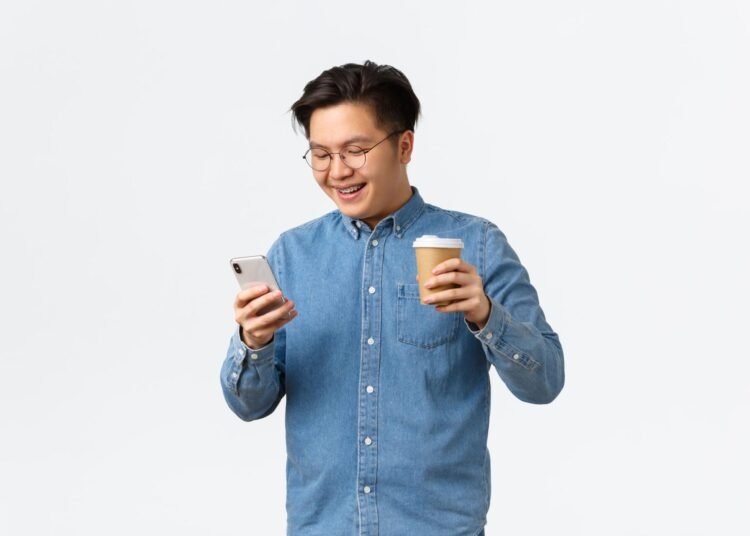 Orang bermain handphone. (Sumber: Freepik)