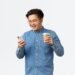 Orang bermain handphone. (Sumber: Freepik)
