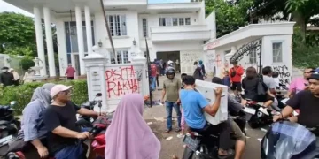 penjarahan massa di rumah Legislator