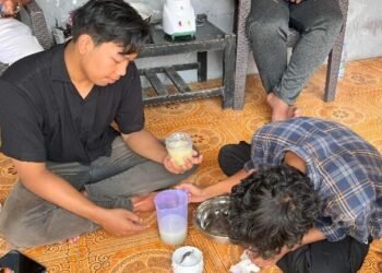 Mahasiswa KMTI FT UMS melakukan proses pembuatan sabun cair lidah buaya