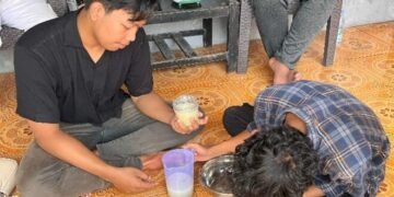 Mahasiswa KMTI FT UMS melakukan proses pembuatan sabun cair lidah buaya