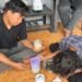 Mahasiswa KMTI FT UMS melakukan proses pembuatan sabun cair lidah buaya