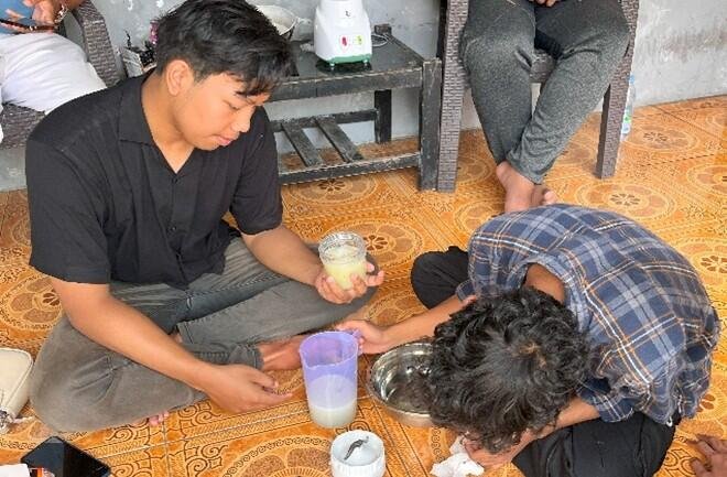 Mahasiswa KMTI FT UMS melakukan proses pembuatan sabun cair lidah buaya