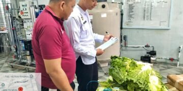 BENGKULU – Petugas dapur Lembaga Pemasyarakatan (Lapas) Kelas IIA Bengkulu melakukan pemeriksaan fisik terhadap bahan makanan yang akan diolah untuk kebutuhan konsumsi harian Warga Binaan Pemasyarakatan (WBP), Rabu (22/10). Kegiatan ini menjadi rutinitas penting untuk memastikan seluruh bahan makanan yang diterima memenuhi standar kesegaran, kelayakan, dan jumlah sesuai kebutuhan.
