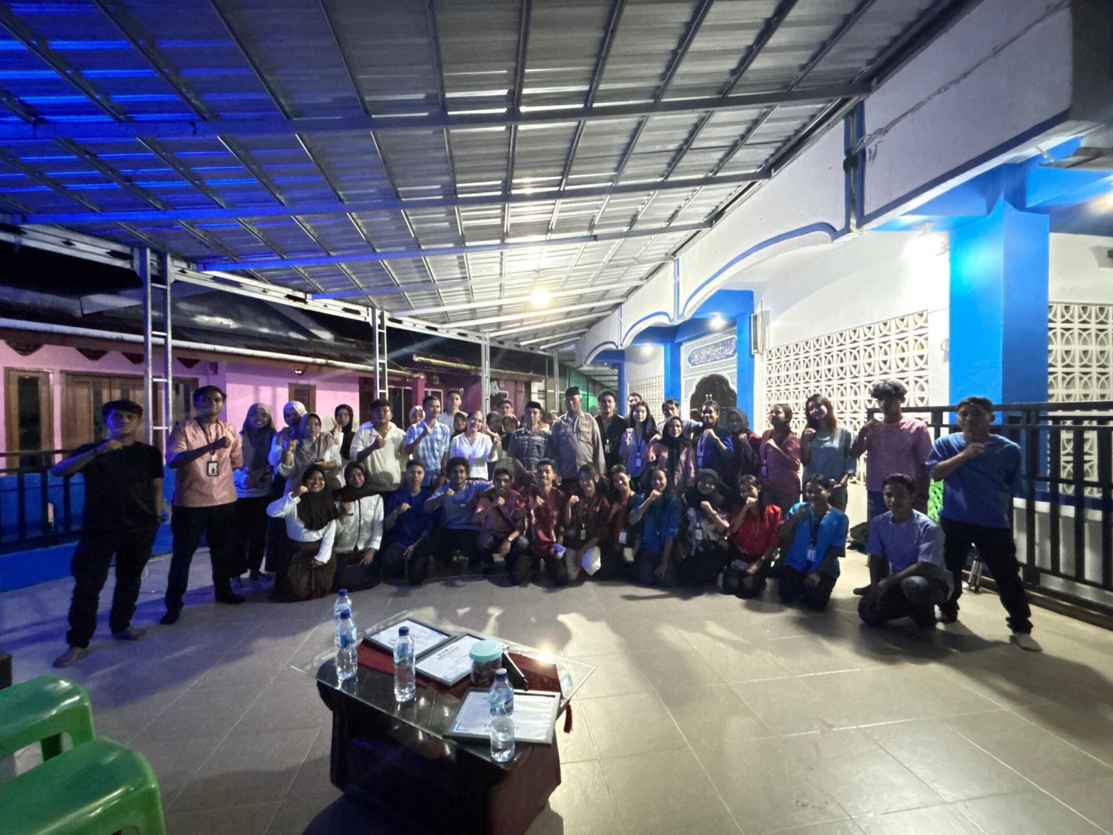 Foto bersama dengan Remaja Masjid Al-Mukhlishin dan AMGPM Ranting Alhaerani selaku peserta dalam kegiatan Talkshow “Empati untuk Perdamaian”