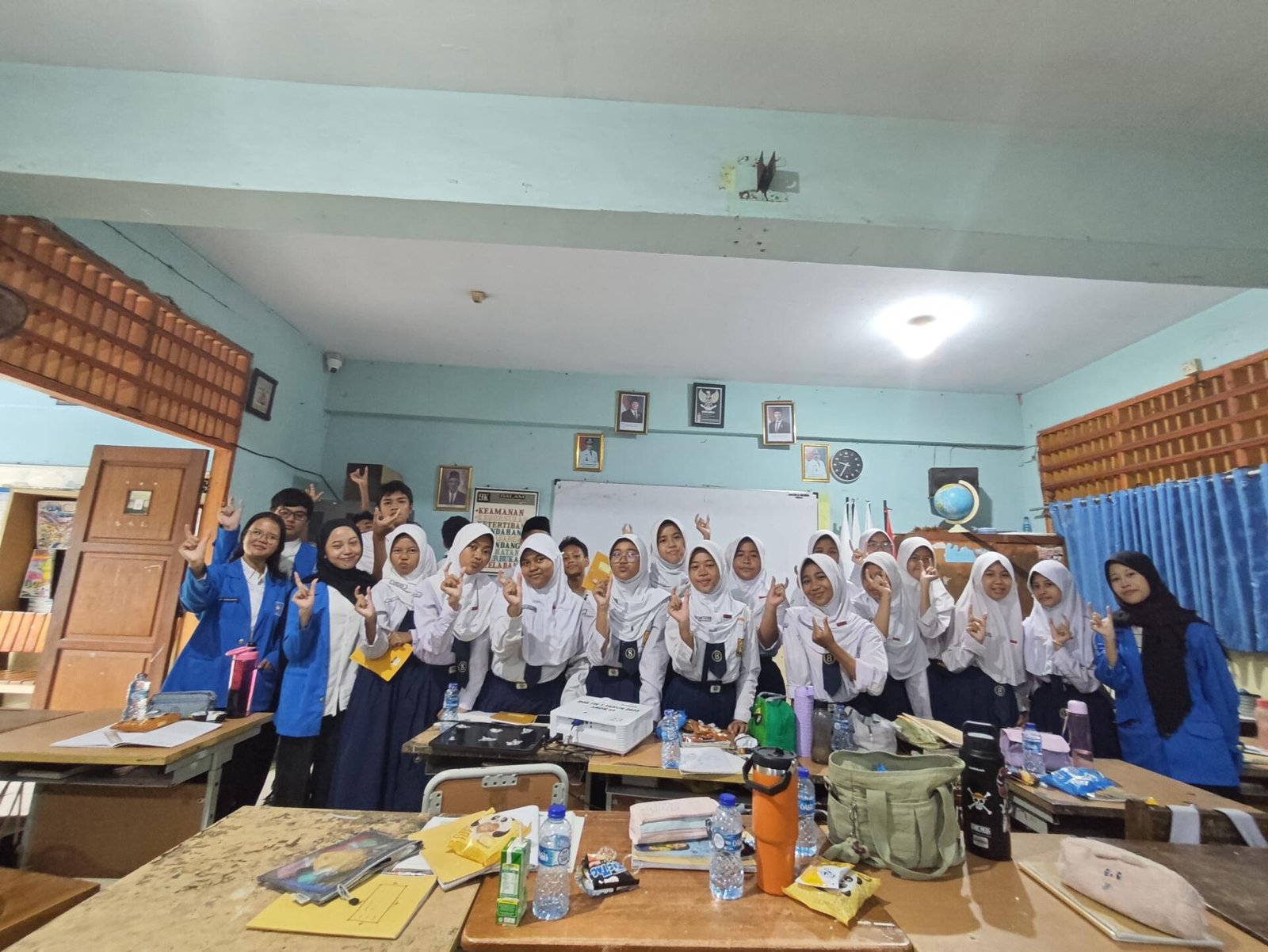 Mahasiswa UBSI Cengkareng Kuatkan Karakter Pancasila Siswa SMPN 45 Jakarta Melalui Sosialisasi dan Permainan Edukatif 49 1000025781