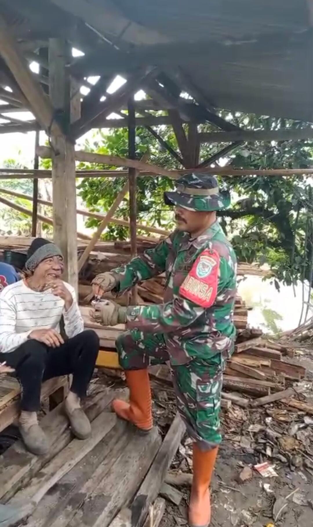 Serda Dadang Sutisna : Pimpin Gotong Royong Warga Kampung Naringgul dalam Rehabilitasi Masjid