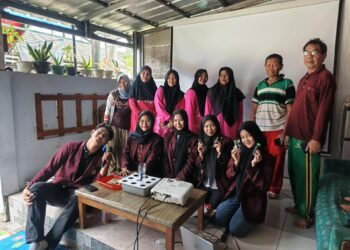 Sosialisasi Pengabdian Masyarakat: Edukasi Warga Puri Harmoni Cikasungka Mengenal Budidaya Hidroponik 52 Foto bersama warga