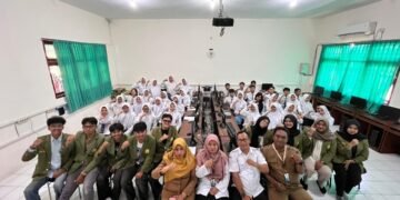 Foto kegiatan UPN “Veteran” Jawa Timur bersama siswa-siswi SMKN 2 Buduran dalam sosialisasi Bela Negara di Era Digital.