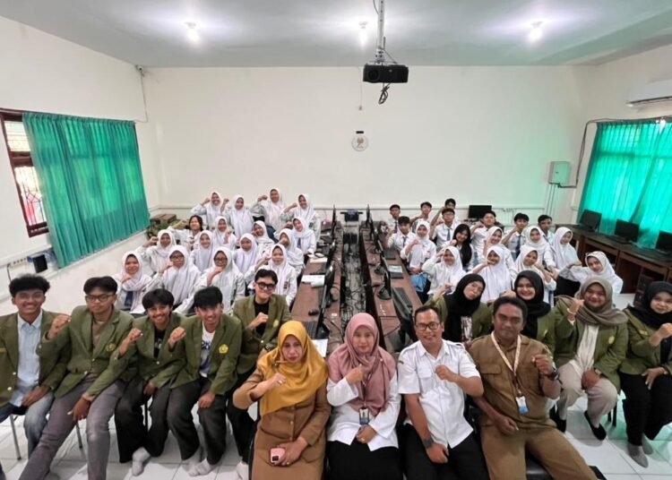 Foto kegiatan UPN “Veteran” Jawa Timur bersama siswa-siswi SMKN 2 Buduran dalam sosialisasi Bela Negara di Era Digital.