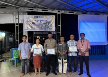 Foto bersama Ketua KKN UKIM dan UNPATTI bersama Kedua Pemateri, Ketua RW dan Kapolsek Nusaniwe