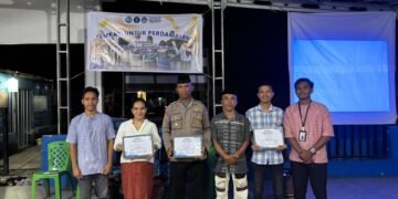 Foto bersama Ketua KKN UKIM dan UNPATTI bersama Kedua Pemateri, Ketua RW dan Kapolsek Nusaniwe