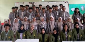 Foto Mahasiswa UPN "Veteran" Jawa Timur Bersama Siswa/i Kelas XI Informatika SMA Negeri 17 Surabaya