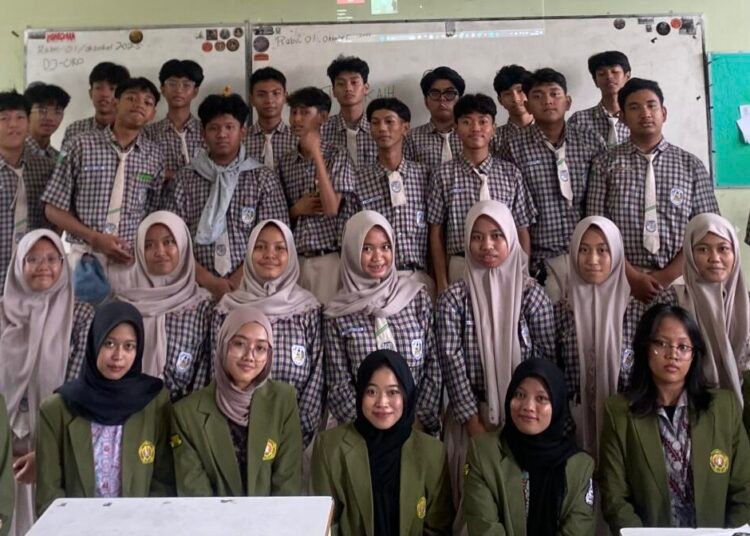 Foto Mahasiswa UPN "Veteran" Jawa Timur Bersama Siswa/i Kelas XI Informatika SMA Negeri 17 Surabaya