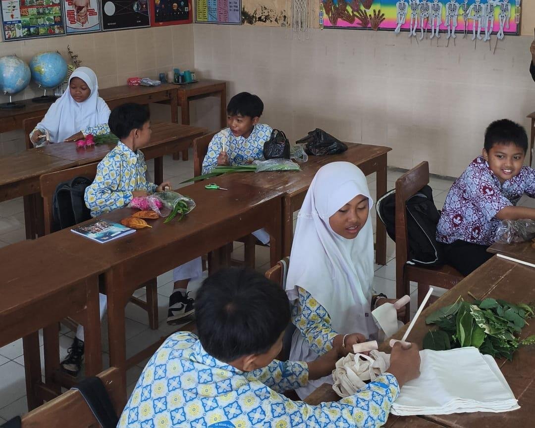 Siswa-Siswi SDN Pledokan Melakukan Ecoprint (Sumber: Tim Dokumentasi UNNES GIAT 13 Desa Pledokan)