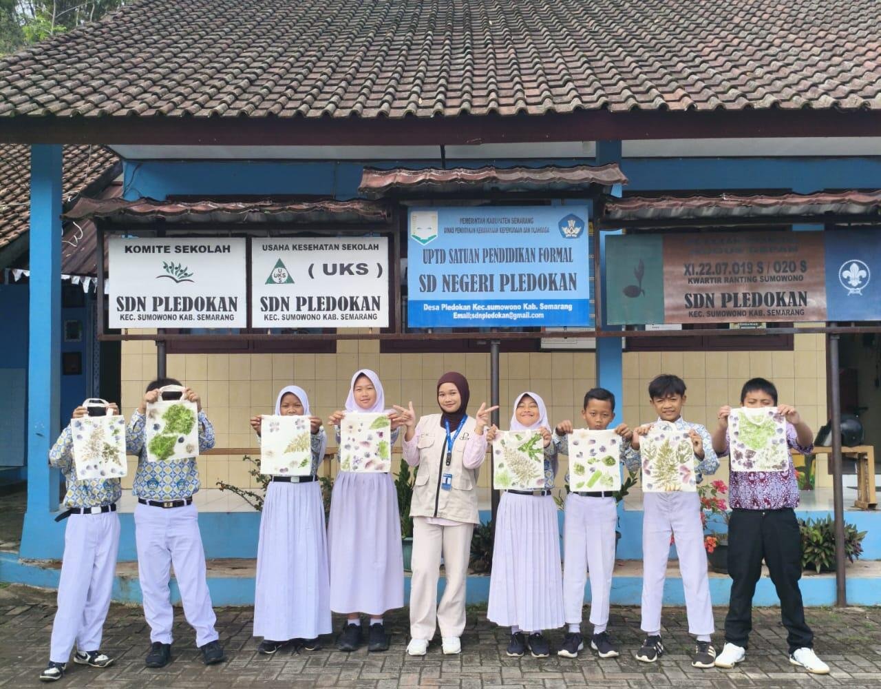 Siswa-Siswi SDN Pledokan Menunjukkan Hasil Ecoprint Mereka (Sumber: Tim UNNES GIAT 13 Desa Pledokan)