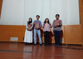 Juara lomba solo vokal Evander Army Farma Marpaung (paling kanan), foto bersama juri dan pemenang lainnya (Dokpri)