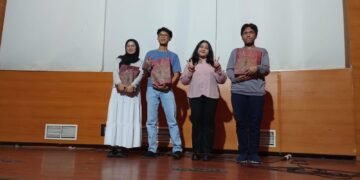 Juara lomba solo vokal Evander Army Farma Marpaung (paling kanan), foto bersama juri dan pemenang lainnya (Dokpri)