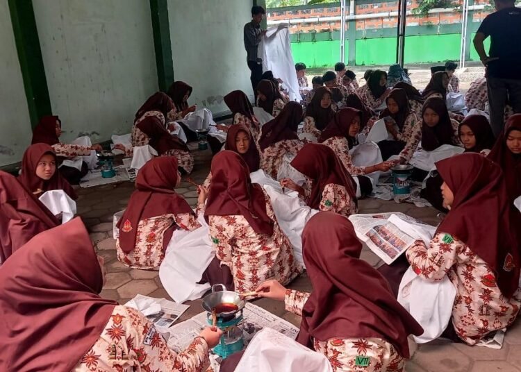 Lestarikan Kearifan Lokal, Siswa MTsN 6 Bantul Belajar Membatik Sebagai Bagian Pembelajaran P5RA 46 MTsN 6 Bantul