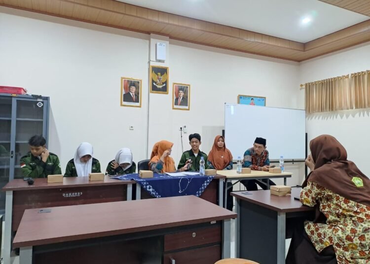 Salah Satu Siswa MTs N 6 Bantul Ikuti TM Lomba Hadroh di SMK 1 Bantul 46 Gambar WhatsApp 2025 11 01 pukul 10.42.03 d22d6f66