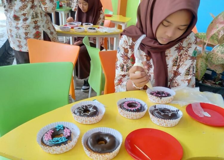 MTsN 6 Bantul Kembangkan Jiwa Wirausaha Siswa Lewat Pembuatan Topping Donat 46 MTsN 6 Bantul