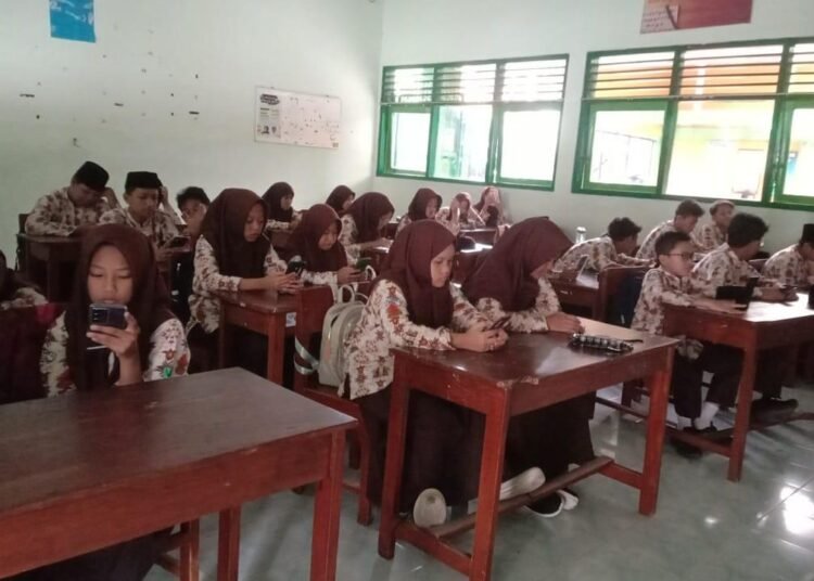 Siswa Kelas VII E MTsN 6 Bantul Antusias Ikuti Asesmen Tengah Semester Akidah Akhlak Berbasis Digital 46 MTsN 6 Bantul