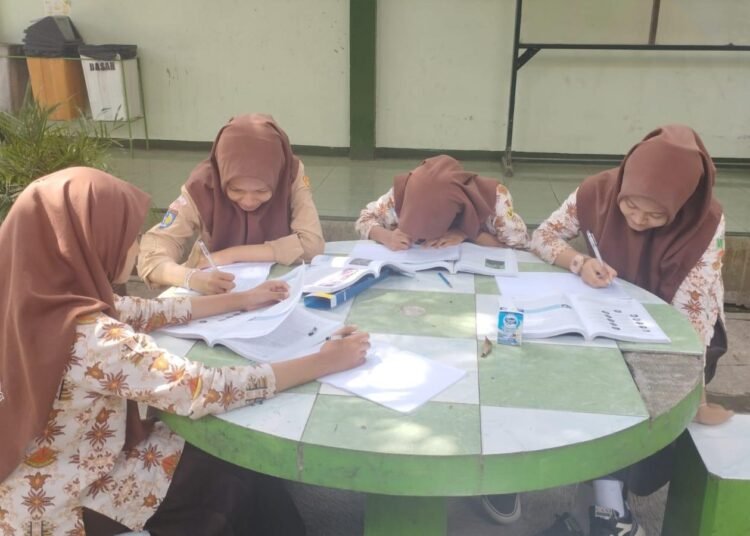 Siswa Kelas 9B MTsN 6 Bantul Laksanakan Kegiatan Tutor Sebaya pada Mapel IPS 46 MTsN 6 Bantul
