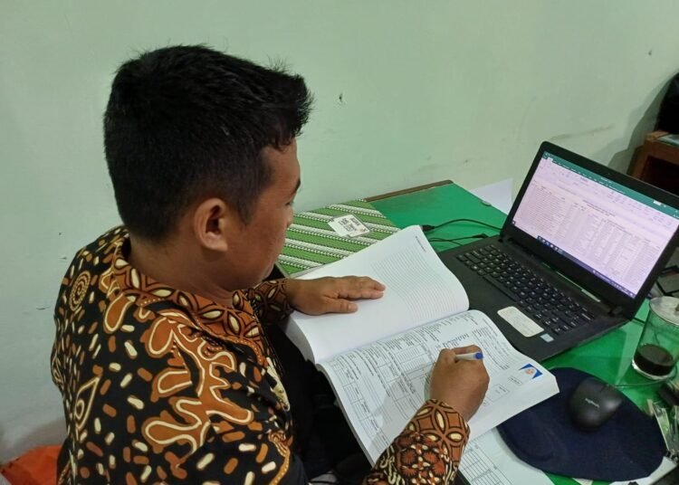 Pegawai Tata Usaha MTsN 6 Bantul Tulis Buku Induk Siswa 46 MTsN 6 Bantul