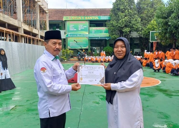 Guru MTs N 6 Bantul Terima Penghargaan Kategori Tim Inovatif Publikasi dan Branding Madrasah 46 MTs N 6 Bantul