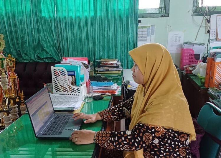 Guru Bahasa Indonesia MTsN 6 Bantul Input Nilai STS di Leger 46 MTsN 6 Bantul